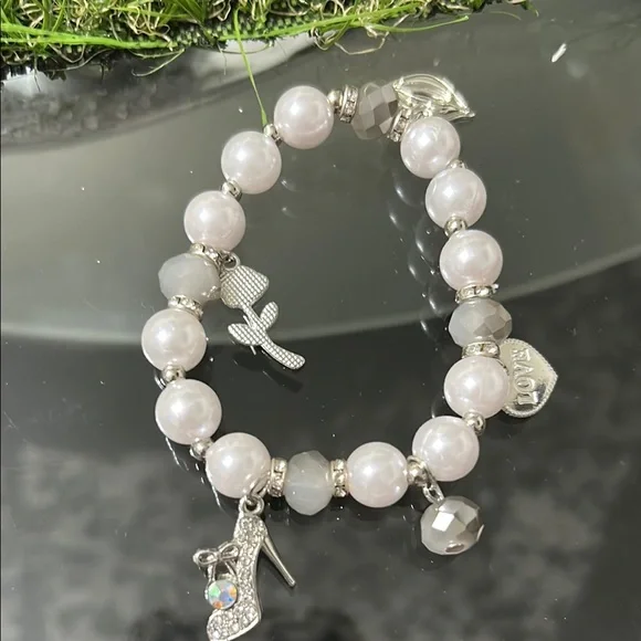 Elegant Silver and White Pearl Bracelet with Heart Charms - Picture 4 of 4
